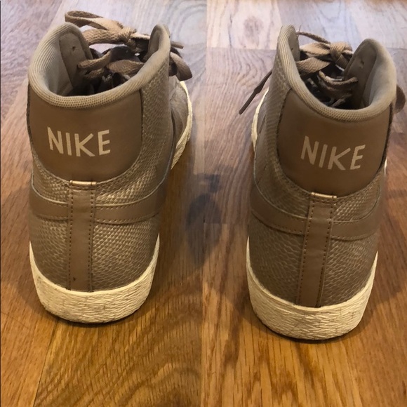 Nike - Picture 3 of 3